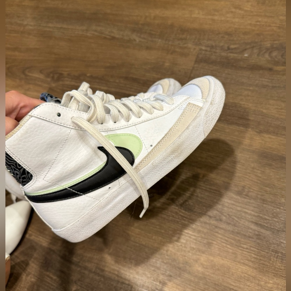 Nike blazers - white, green, black detail